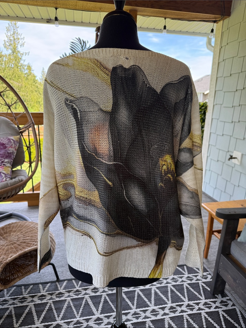 Moda Elegante | Floral Knit Sweater - Picture 5 of 8